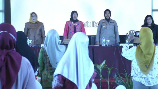 Anggota DPRD Makassar, Apiaty K Amin Syam menggelar sosialisasi Perda Nomor 7 Tahun 2021 tentang Ketertiban Umum, Ketentraman, dan Perlindungan Masyarakat di Hotel Aston, Jalan Sultan Hasanuddin, Jumat (1/9/2023). (Foto: Istimewa)