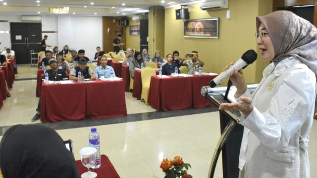 Anggota DPRD Makassar, Budi Hastuti saat melakukan sosialisasi Perda Nomor 2 Tahun 2019 tentang Rumah Susun, Rabu (27/9/2023). (Foto: Istimewa)