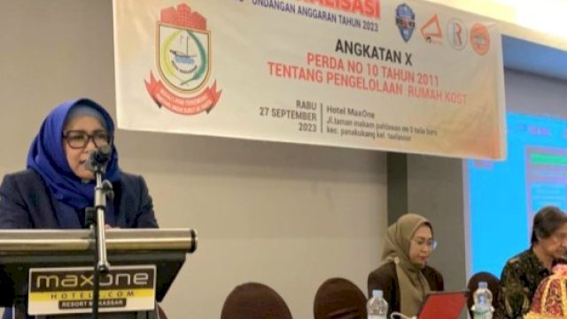 Anggota DPRD Makassar, Apiaty K Amin Syam saat melakukan sosialisasi Perda Nomor 10 Tahun 2011 tentang Pengelolaan Rumah Kost di Hotel Maxone, Jalan Taman Makam Pahlawan, Makassar, Rabu (27/9/2023). (Foto: Istimewa)