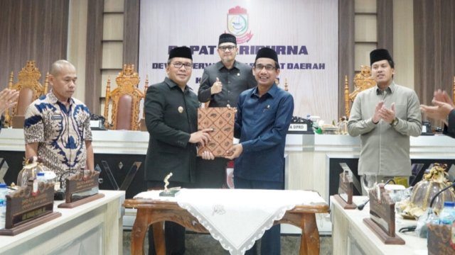 Suasana rapat paripurna dengan agenda penetapan Ranperda APBD Perubahan Tahun Anggaran 2023 di gedung DPRD Makassar, Sabtu (30/9/2023). (Foto: Istimewa)