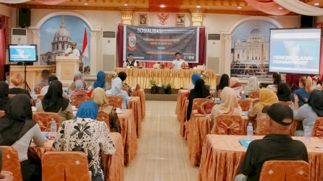 Anggota DPRD Makassar, Irwan Djafar saat melakukan sosialisasi Perda Nomor 10 Tahun 2011 tentang Pengelolaan Rumah Kost di Hotel Grand Town Makassar, Rabu (4/10/2023). (Foto: Istimewa)