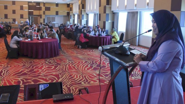 Anggota DPRD Makassar, Fatma Wahyudin saat menyosialisasikan Perda nomor 1 tahun 2018 tentang Retribusi Perizinan Tertentu di Hotel Aston Makassar, Sabtu (7/10/2023). (Foto: Istimewa)