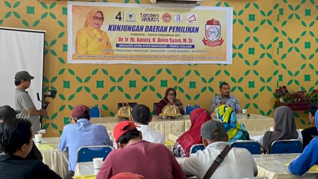 Anggota DPRD Makassar, Apiaty Amin Syam saat berdialog bersama warga dalam agenda Kundapil di Warkop Bahagia, Jalan Opu Daeng Risadju, Makassar, Sabtu (7/10/2023). (Foto: Istimewa)