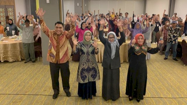Anggota DPRD Makassar, Apiaty Amin Syam saat menyosialisasikan Perda Nomor 5 Tahun 2018 tentang Perlindungan Anak di Hotel Maxone, Jalan Taman Makam Pahlawan, Minggu (8/10/2023). (Foto: Istimewa)