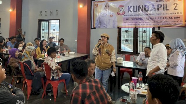 Anggota DPRD Makassar, Nunung Dasniar saat berdialog dengan warga dalam rangkaian kundapil di Kelurahan Bakung, Kecamatan Biringkanaya, Makassar, Rabu (11/10/2023). (Foto: Istimewa)