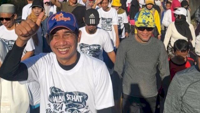 Ketua Ikatan Alumni Guppi Samata Gowa yang juga Ketua DPRD Makassar, Rudianto Lallo&nbsp;melepas peserta jalan sehat yang diikuti oleh seluruh alumni Guppi dan warga Kabupaten Gowa, Minggu (1/10/2023). (Foto: Istimewa)