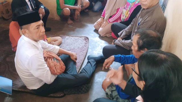 Ket : Pj Wali Kota Parepare, Akbar Ali (baju putih) duduk menimang anak warga kurang mampu yang beberapa hari lalu dilahirkan di rumah (Foto : Mulyadi Ma'ruf / Republiknews.co.id)