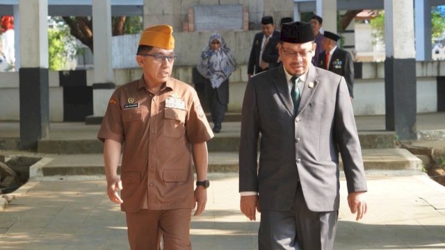 Wakil Ketua DPRD Sulsel, Muzayyin Arif (kanan) saat menghadiri peringatan Hari Pahlawan, Jumat (10/11/2023). (Foto: Istimewa)