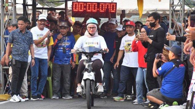 Bupati Luwu Utara Indah Putri Indriani saat menjajal sirkuit Drag Bike Taman Siswa Masamba. Sabtu (11/11/2023)
