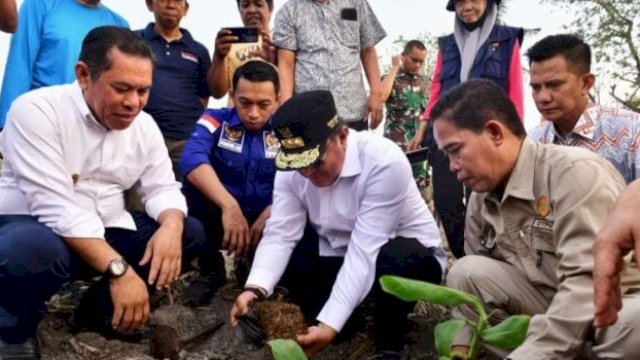 Pj Gubernur Sulsel, Bahtiar Baharuddin bersama Wakil Ketua DPRD Sulsel, Syaharuddin Alrif melakukan penanaman pohon pisang di Sidrap, Sabtu (11/11/2023). (Foto: Istimewa)