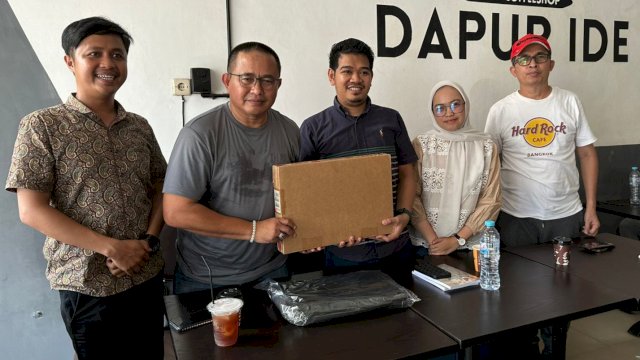 Presidium MW KAHMI Sulsel, Muhammad Fauzi bersilaturahmi dengan pengurus Badko HMI Sulselbar di Jl Racing Center, Makassar, Minggu (12/11/2023). (Foto: Istimewa)