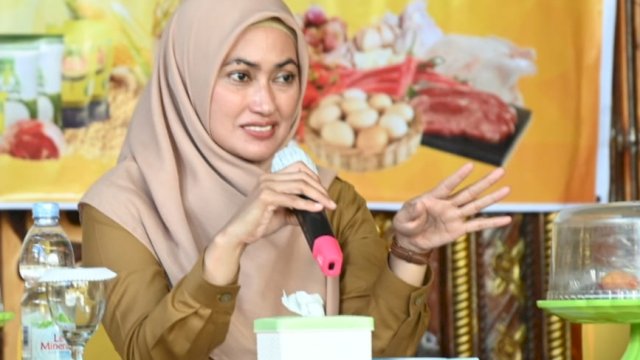 Bupati Luwu Utara Indah Putri Indriani saat memimpin rapat koordinasi Rapat Koordinasi (Rakor) Stabilisasi Pasokan dan Harga Pangan (SPHP) di Pelataran Gedung RM Ulu Bete Kecamatan Mappedeceng. Senin 13 November 2023.