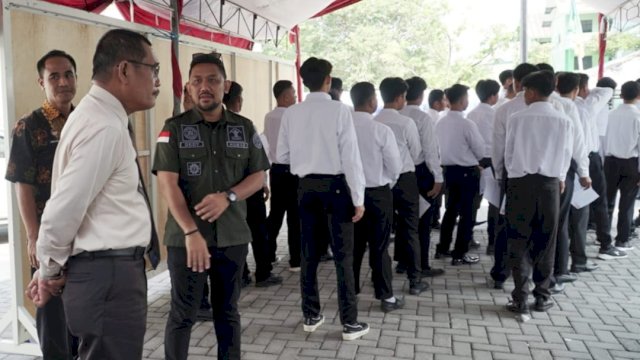 Kakanwil Kemenkumham Sulsel Liberti Sitinjak saat memantau langsung proses SKD CPNS Kanwil Kemenkumham Sulsel, di UIM, kemarin. (Dok. Humas Kanwil Kemenkumham Sulsel)
