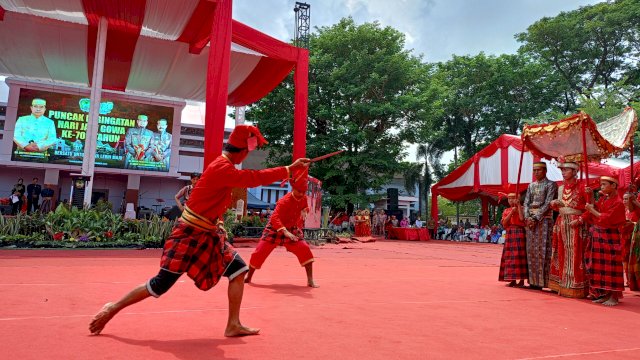 Kemeriahan Puncak HJG Ke-703 dimeriahkan dengan pertunjukan seni dan budaya, di pelataran Kantor Bupati Gowa, Jalan Masjid Raya, Sungguminasa, Jumat, (17/11/2023). (Dok. Chaerani/Republiknews.co.id)