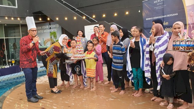 Suasana kebahagiaan anak-anak Panti Asuhan Al Muhaimin Makassar saat menikmati fasilitas berenang di Hotel Mercure Makassar, kemarin. (Dok. Mercure Hotel Makassar)