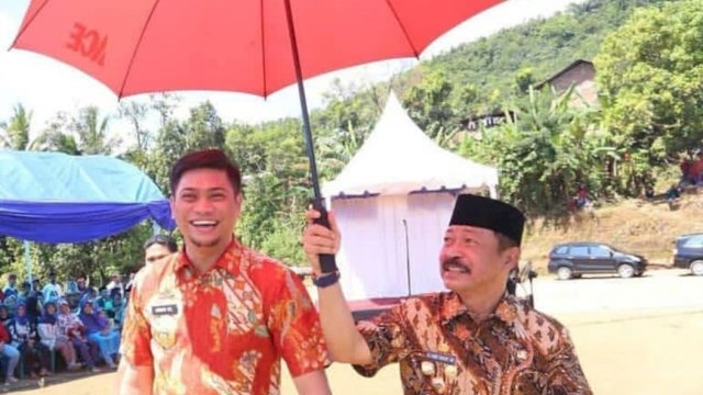 Potret kemesraan Bupati Gowa Adnan Purichta Ichsan bersama Wakil Bupati Gowa Abd Rauf Malaganni (Adnan-Kio) saat menghadiri kegiatan. Pj Gubernur Sulsel Bahtiar Baharuddin menilai Adnan-Kio adalah pemimpin yang mesra di Indonesia. (Dok. Istimewa) 