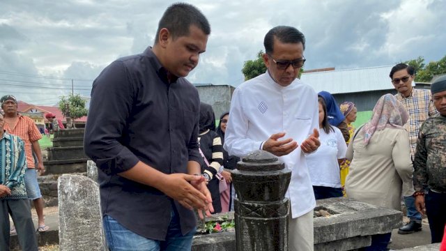 Muh Fathul Fauzi Nurdin Abdullah (kiri) bersama sang ayah, Nurdin Abdullah. (Foto: Istimewa)