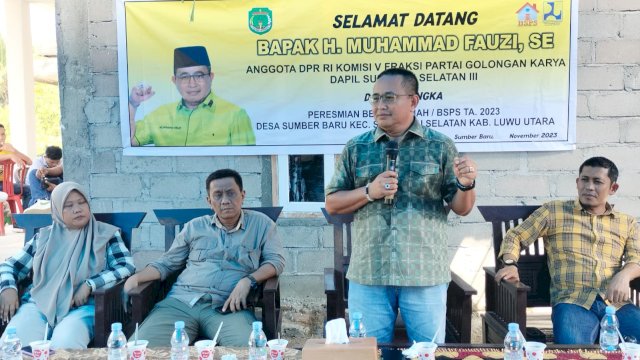 Anggota Komisi V DPR RI, Muhammad Fauzi saat meresmikan program BSPS atau bedah rumah di Desa Sumber Baru, Kecamatan Sukamaju, Luwu Utara, Sabtu (18/11/2023). (Foto: Istimewa)