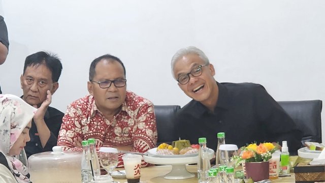 Calon Presiden RI, Ganjar Pranowo saat bertemu partai koalisi, tim dan relawan di Kantor Pemenangan Daerah Sulsel, Jalan Jenderal Sudirman, Makassar, Sabtu (18/11/2023). (Foto: Istimewa)