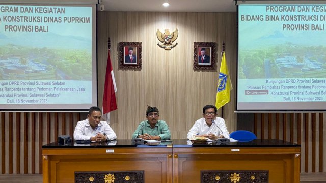 Pansus DPRD Sulsel melakukan studi banding terkait kelengkapan bahan pembahasan Ranperda tentang Pedoman Pelaksanaan Jasa Konstruksi di Kantor Dinas PUPR Bali, Kamis (16/11/2023). (Foto: Istimewa)