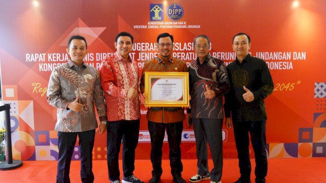 DPRD Sulawesi Selatan meraih penghargaan anugerah legislasi daerah kategori DPRD provinsi yang diselenggarakan oleh Kementerian Hukum dan HAM RI Tahun 2023 di Hotel Mercure, Ancol, Jakarta, Selasa (21/11/2023). (Foto: Istimewa)