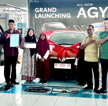 Rutin Servis di Bengkel Resmi, Kalla Toyota Serahkan Hadiah Agya ke Pelanggan di Polman