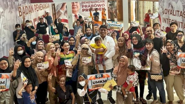 Puluhan pelaku UMKM lokal mendapatkan bantuan modal dari Andi Anhar Rahman pada deklarasi Taruna Pro Gibran Sulsel. (Foto: Istimewa)