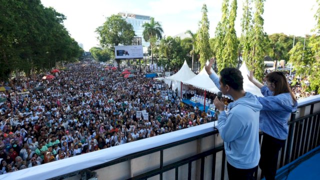 Calon wakil presiden, Gibran Rakabuming Raka menyapa peserta jalan sehat satu putaran di kawasan Monumen Mandala, Makassar, Sabtu (25/11/2023) pagi. (Foto: Istimewa)