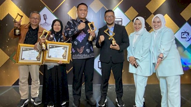 KPID Sulawesi Selatan meraih penghargaan sebagai KPID Inovatif se Indonesia dalam Anugerah KPI 2023 di Ayana Hotel, Jakarta, Minggu (26/11/2023). (Foto: Istimewa)