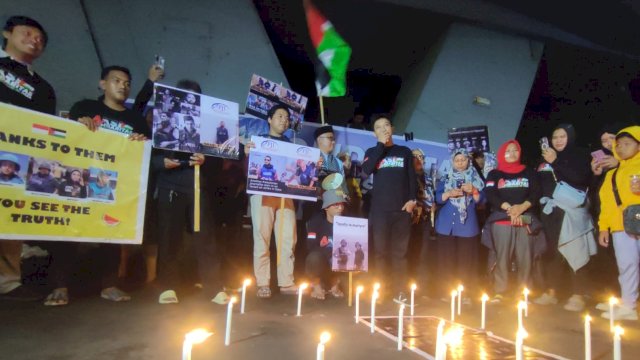 Koalisi Jurnalis Sulawesi Selatan untuk Jurnalis di Jalur Gaza menggelar aksi solidaritas peduli bela Palestina di bawah Jembatan Layang Fly Over, Makassar, Senin (27/11/2023) malam. (Foto: Istimewa)