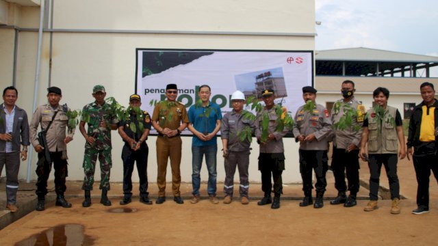 Aksi penanaman pohon yang dilakukan PT Huadi Group di sekitar Kawasan Industri Bantaeng (KIBA), Selasa (28/11/2023). (Foto: Istimewa)