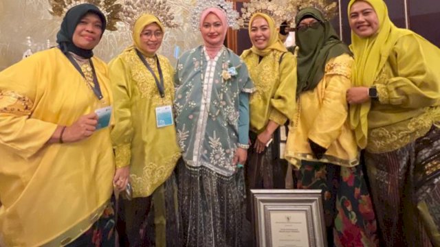 Bupati Luwu Utara Indah Putri Indriani (tengah) foto bersama jajaran Dinas Kesehatan Luwu Utara usai menerima penghargaan Kabupaten Sehat 2023 di Jakarta.