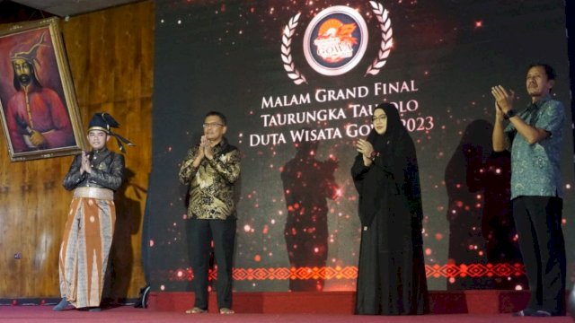 Pj Sekretaris Daerah Kabupaten Gowa Abd. Karim Dania (kedua kiri), Kepala Disparbud Gowa Tenriwati Tahri, dan Kepala Bidang Kebudayaan Disparbud Gowa Ikbal Thiro (kanan) saat menghadiri Malam Grand Final Taurungka Taulolo Duta Wisata Gowa Tahun 2023, di Istana Tamalate, Kawasan Musuem Balla Lompoa, kemarin. (Dok. Humas Gowa)