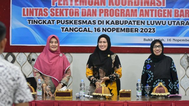 Bupati Luwu Utara Indah Putri Indriani (tengah) saat menghadiri Pertemuan Koordinasi Lintas Sektor dan Program Antigen baru tingkat puskesmas baru-baru ini di Aula Hotel Bukit Indah Masamba..