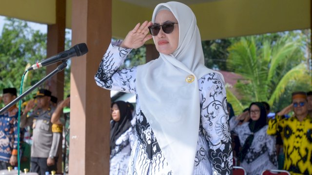 Bupati Luwu Utara Indah Putri Indriani saat memimpin upacara peringatan HUT Ke-78 PGRI di lapangan upacara Kantor Bupati.