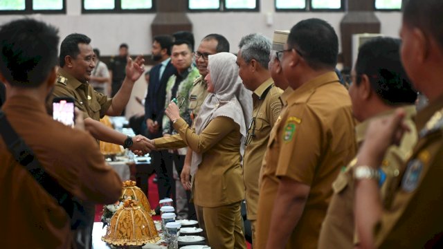 Bupati Luwu Utara Indah Putri Indriani berbincang dengan PJ Gubernur Sulsel Bahtiar Baharuddin saat menghadiri Penandatanganan MoU antara Provinsi Sulsel dengan PT. Yas Export International tentang pembelian hasil budidaya pisang cavendish.