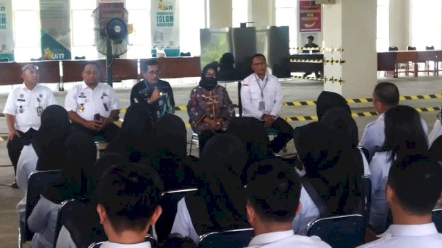 Kakanwil Kemenkumham Sulsel Liberti Sitinjak saat memimpin langsung rapat persiapan Seleksi Kompetensi Dasar (SKD) CPNS dijajaran Kanwil Kemenkumham Sulsel. Pelaksanaan SKD akan berlangsung di Kampus UIM. (Dok. Humas Kanwil Kemenkumham Sulsel)