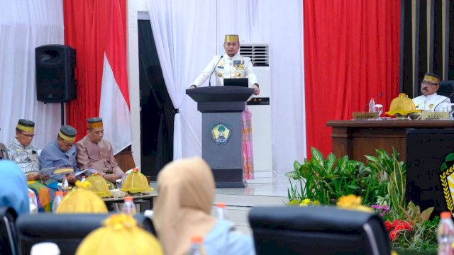 Bupati Gowa Adnan Purichta Ichsan saat menyampaikan Orasi Bupati Gowa dalam rangka memperingati Hari Jadi Gowa (HJG) Ke-703 melalui Rapat Istimewa, di Ruang Rapat DPRD Kabupaten Gowa, kemarin. (Dok. Humas Gowa)