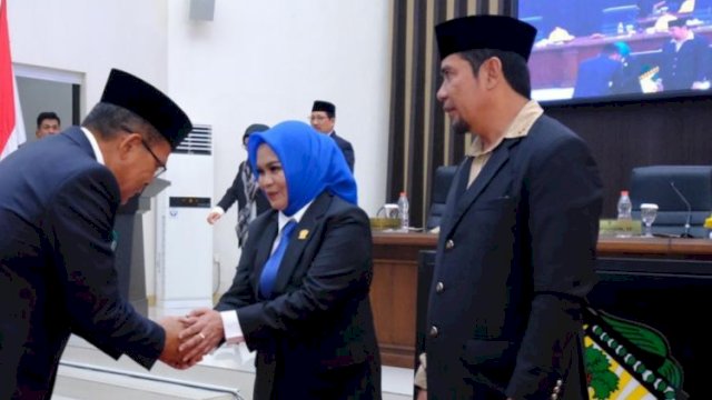 Penjabat Sekretaris Daerah Kabupaten Gowa Abdul Karim Dania saat menghadiri Pengucapan Sumpah/Janji Angota DPRD Pengganti Antar Waktu (PAW) sisa masa jabatan 2019-2024, di Ruang  Rapat Paripurna DPRD Kabupaten Gowa, kemarin. (Dok. Humas Gowa)