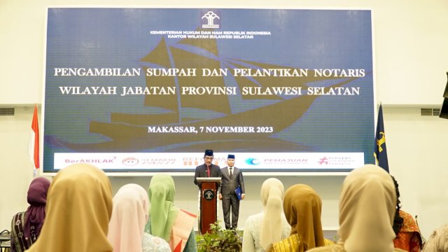 Kakanwil Kemenkumham Sulsel Liberti Sitinjak saat memberikan arahan usai memimpin langsung Pelantikan dan Pengambilan Sumpah Jabatan Notaris, di Hotel Claro Makassar, Selasa, (07/11/2203). (Dok. Humas Kanwil Kemenkumham Sulsel)