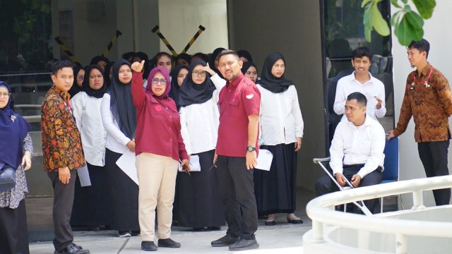 Kepala Divisi Administrasi, Kanwil Kemenkumham Sulsel Indah Rahayuningsih, usai memantau pelaksanaan SKD, di Universitas Islam Makassar (UIM), Sabtu, (11/11/2023). (Dok. Humas Kanwil Kemenkumham Sulsel)