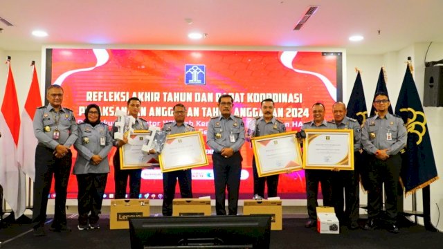 Kakanwil Kemenkumham Sulsel Liberti Sitinjak saat menghadiri Penutupan Refleksi Akhir Tahun 2023 dan Rapat koordinasi Pelaksanaan Anggaran Tahun 2024, di Hotel Claro Makassar, Selasa, (19/12/2023). (Dok. Humas Kanwil Kemenkumham Sulsel)