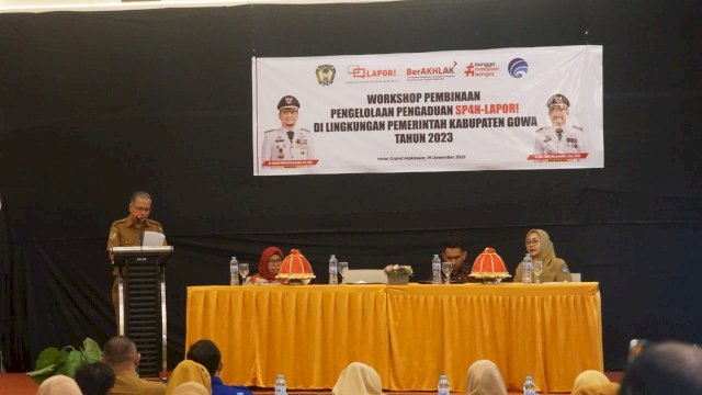 Kepala Diskominfo-SP Kabupaten Gowa Arifudin Saeni saat membuka Workshop Pembinaan Pengelolaan Pengaduan SP4N-LAPOR! Tahun 2023, di Hotel Grand Makassar, Selasa, (19/12/2023). (Dok. Humas Gowa)