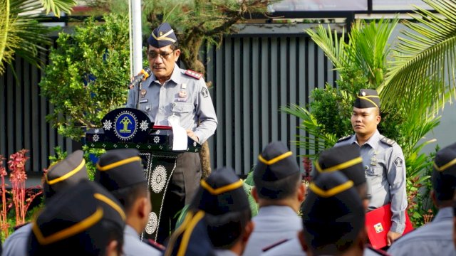 Kakanwil Kemenkumham Sulsel Liberti Sitinjak saat memimpin Upacara Peringatan Hari Bela Negara ke-75 dan Kesiapan Natal dan Tahun Baru (Nataru) 2023/2024, di Lapangan Kanwil Kemenkumham Sulsel, Selasa (19/12/2023). (Dok. Humas Kanwil Kemenkumham Sulsel)