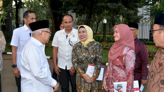 Bupati Luwu Utara, Indah Putri Indriani berbincang bersama Wapres RI, KH. Ma'ruf Amin usai menerima penghargaan kategori penurunan stunting