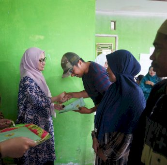 Ratusan Warga Desa Pengkendekan Terima 500 Sertifikat Tanah