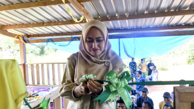 Bupati Luwu Utara Indah Putri Indriani meresmikan Taman Pendidikan Alquran (TPA) Al- Birru Manittaqaa di Desa Baloli.