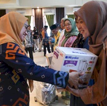 Pelaku Usaha di Lutra Terima Bantuan Peralatan, Indah: Kado Akhir Tahun