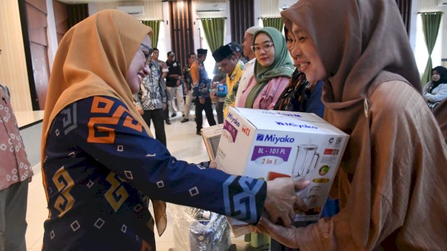 Bupati Luwu Utara Indah Putri Indriani menyerahkan bantuan kepada salah satu pelaku UMKM di Luwu Utara.