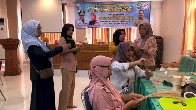 Dorong Kerajinan Berdaya Saing, Disperindag-Dekranasda Sulsel Lakukan Pendampingan Teknis DIversifikasi Kerajinan di Pangkep